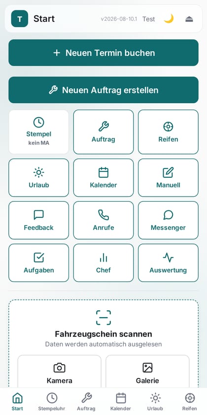 Mobile Ansicht auf dem Smartphone mit Kacheln für Auftrag, Stempeluhr und Kalender